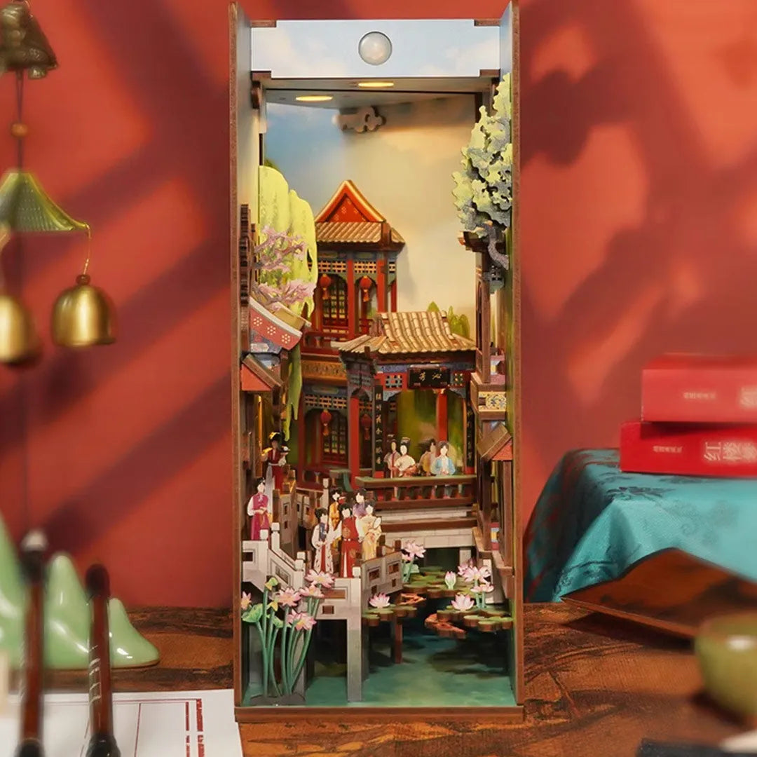 Booknook - Dream of Red Mansions, un kit créatif pour construire un diorama miniature. Parfait pour décorer une bibliothèque ou comme cadeau original pour un amoureux des livres. Par Nookette.