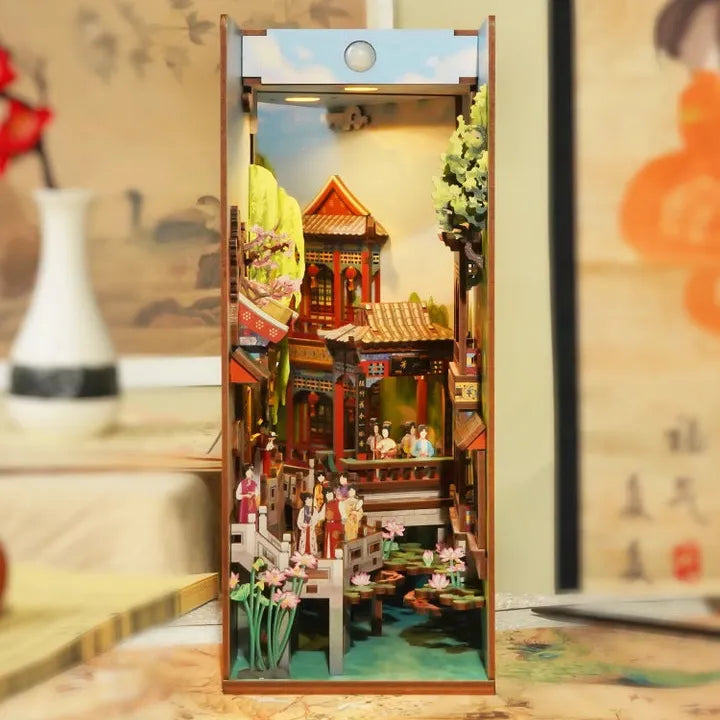 Booknook - Dream of Red Mansions, un kit créatif pour construire un diorama miniature. Parfait pour décorer une bibliothèque ou comme cadeau original pour un amoureux des livres. Par Nookette.