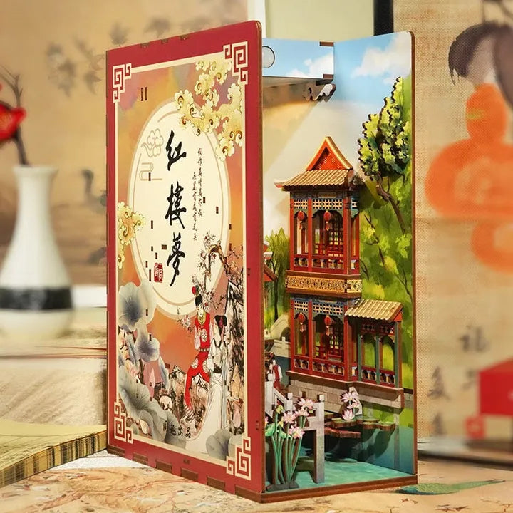 Booknook - Dream of Red Mansions, un kit créatif pour construire un diorama miniature. Parfait pour décorer une bibliothèque ou comme cadeau original pour un amoureux des livres. Par Nookette.