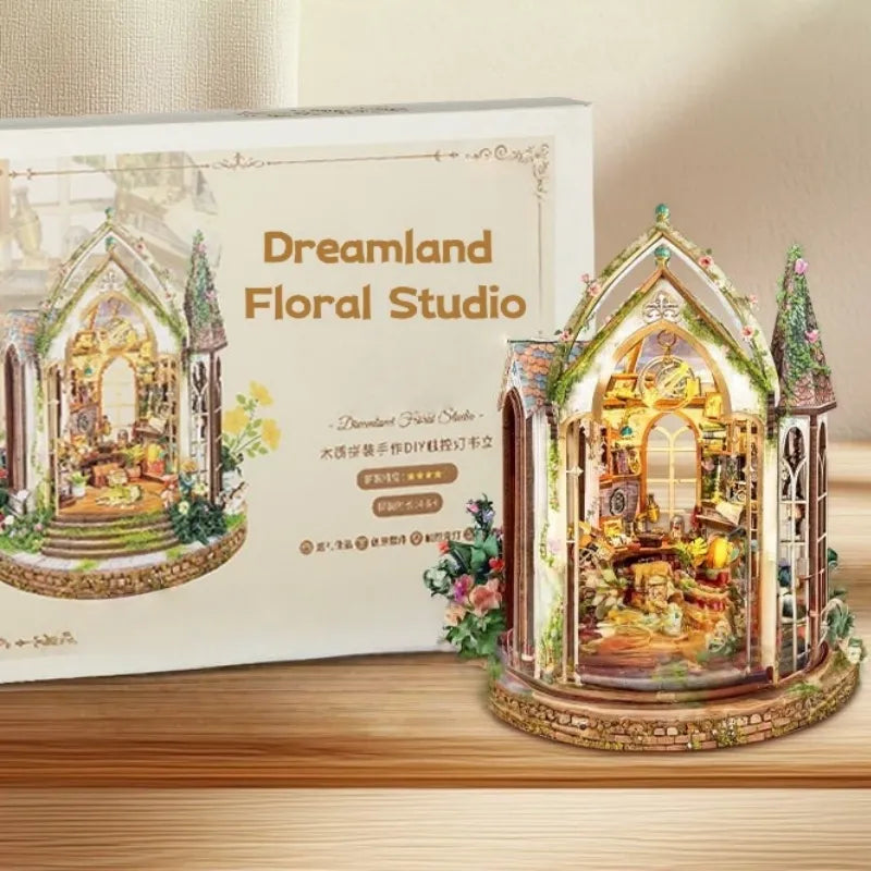 Book Nook - Dreamland Floral Studio, un kit créatif pour construire un diorama miniature. Parfait pour décorer une bibliothèque ou comme cadeau original pour un amoureux des livres. Par Nookette.