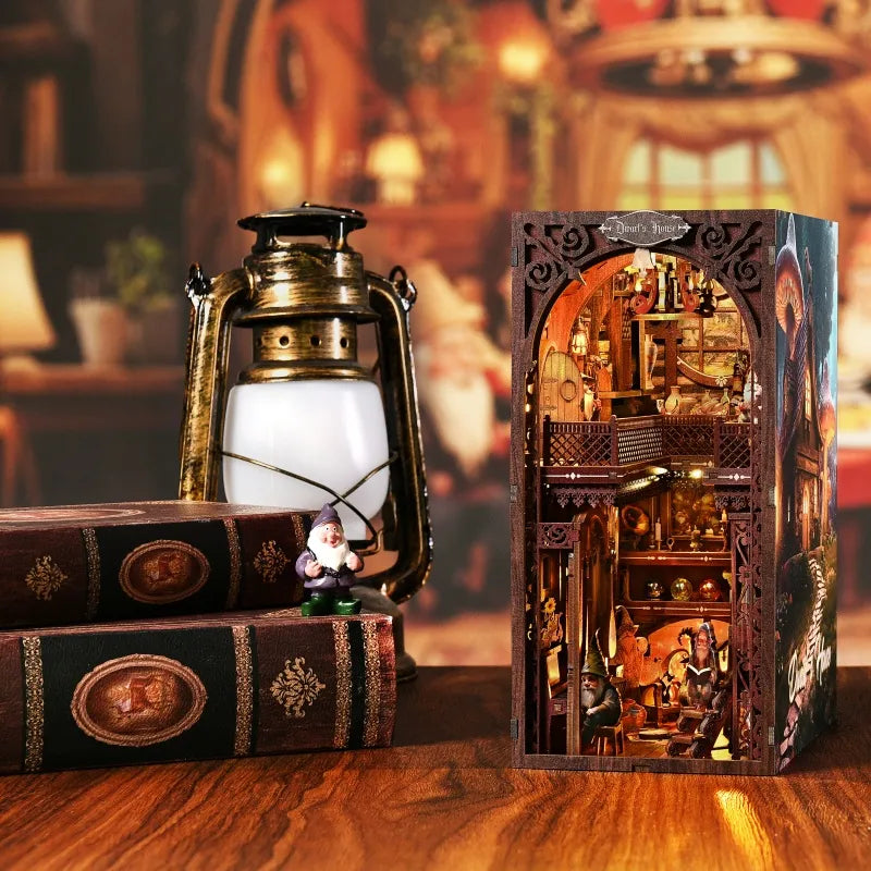 Book Nook - Dwarf’s House, un kit créatif pour construire un diorama miniature. Parfait pour décorer une bibliothèque ou comme cadeau original pour un amoureux des livres. Par Nookette.