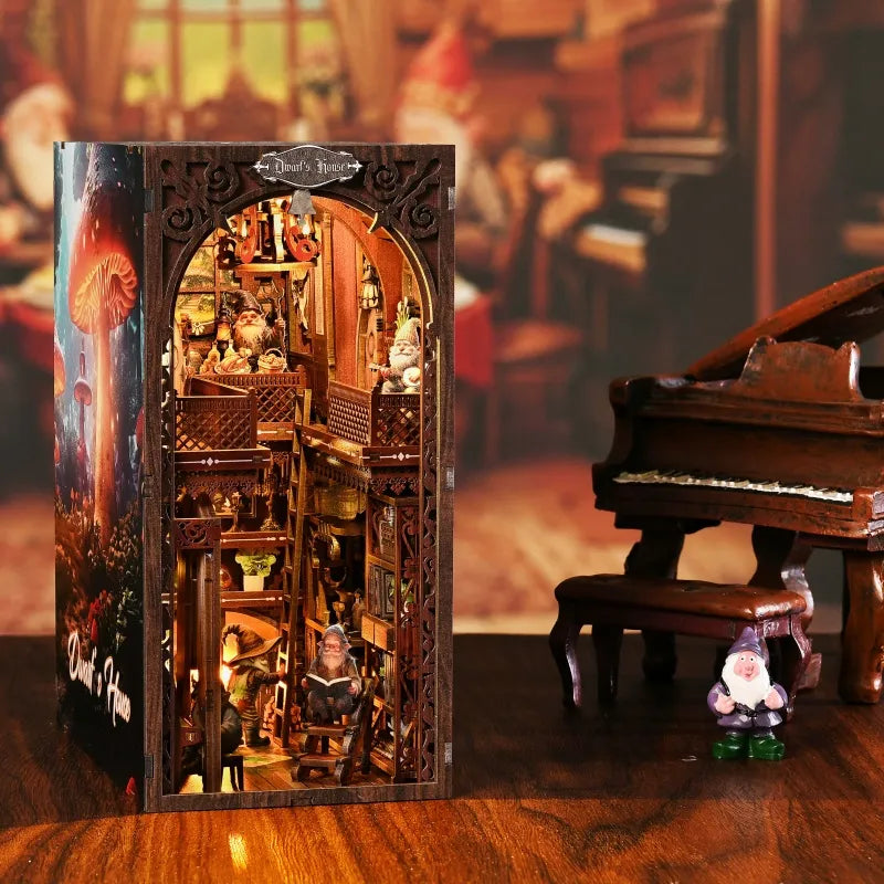 Book Nook - Dwarf’s House, un kit créatif pour construire un diorama miniature. Parfait pour décorer une bibliothèque ou comme cadeau original pour un amoureux des livres. Par Nookette.