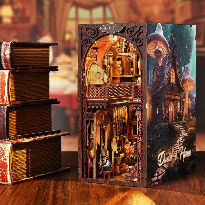 Book Nook - Dwarf’s House, un kit créatif pour construire un diorama miniature. Parfait pour décorer une bibliothèque ou comme cadeau original pour un amoureux des livres. Par Nookette.