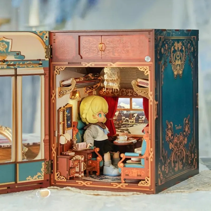 Book Nook - European Travels, un kit créatif pour construire un diorama miniature. Parfait pour décorer une bibliothèque ou comme cadeau original pour un amoureux des livres. Par Nookette.