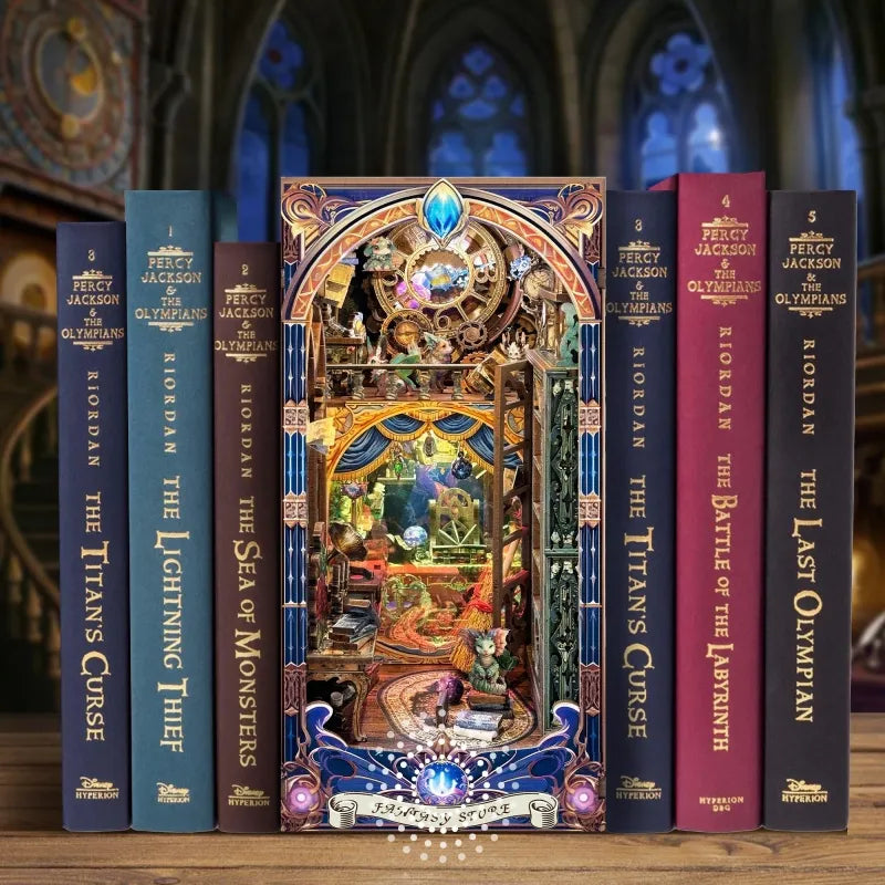 Book Nook - Fantasy Store, un kit créatif pour construire un diorama miniature. Parfait pour décorer une bibliothèque ou comme cadeau original pour un amoureux des livres. Par Nookette.
