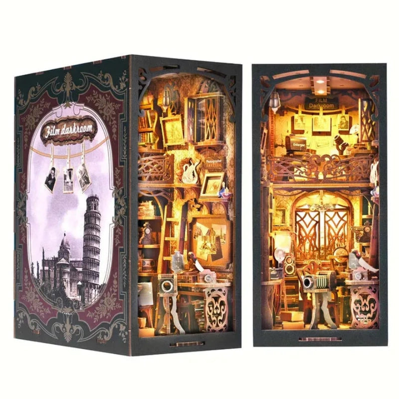 Book Nook - Film Darkroom, un kit créatif pour construire un diorama miniature. Parfait pour décorer une bibliothèque ou comme cadeau original pour un amoureux des livres. Par Nookette.