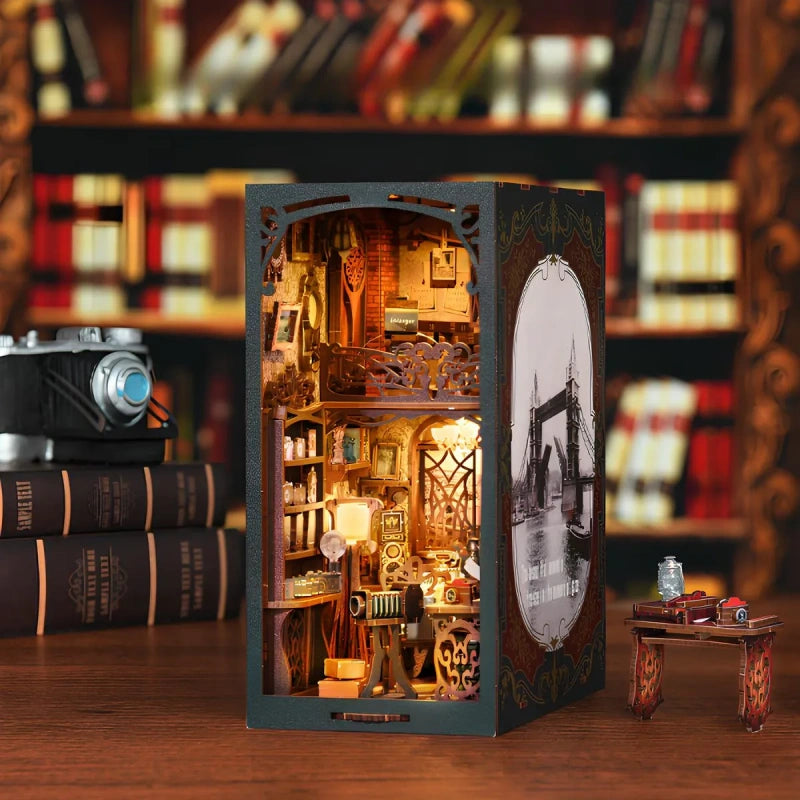 Book Nook - Film Darkroom, un kit créatif pour construire un diorama miniature. Parfait pour décorer une bibliothèque ou comme cadeau original pour un amoureux des livres. Par Nookette.