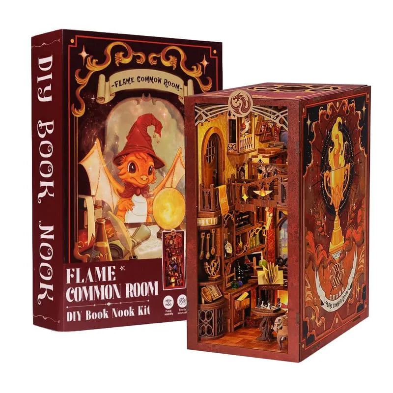 Book Nooks - Flame Common Room, un kit créatif pour construire un diorama miniature. Parfait pour décorer une bibliothèque ou comme cadeau original pour un amoureux des livres. Par Nookette.