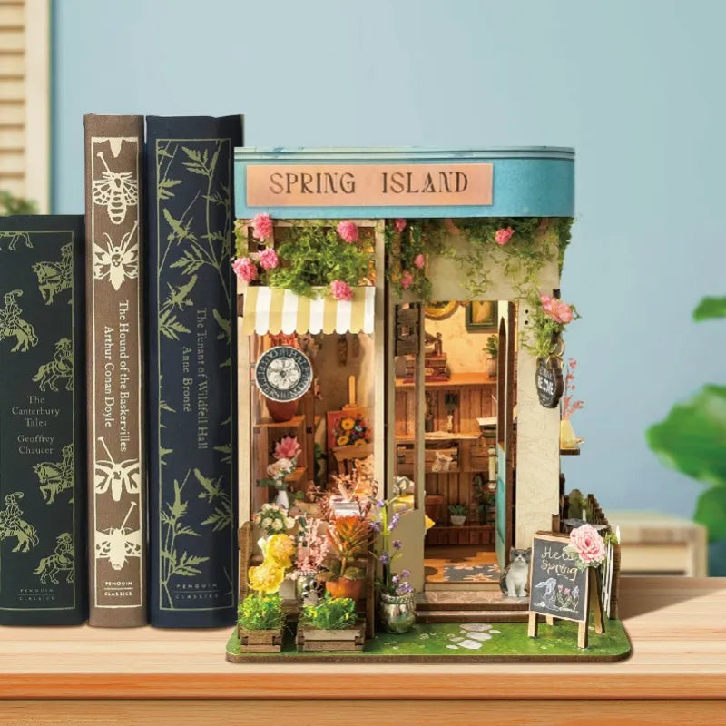 Book Nook - Florist's On Spring Island, un kit créatif pour construire un diorama miniature. Parfait pour décorer une bibliothèque ou comme cadeau original pour un amoureux des livres. Par Nookette.
