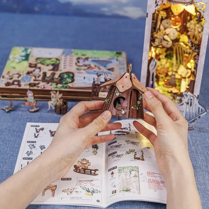 Book Nook - Flower Forest Concert, un kit créatif pour construire un diorama miniature. Parfait pour décorer une bibliothèque ou comme cadeau original pour un amoureux des livres. Par Nookette.