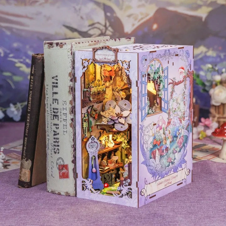 Book Nook - Flower Forest Concert, un kit créatif pour construire un diorama miniature. Parfait pour décorer une bibliothèque ou comme cadeau original pour un amoureux des livres. Par Nookette.