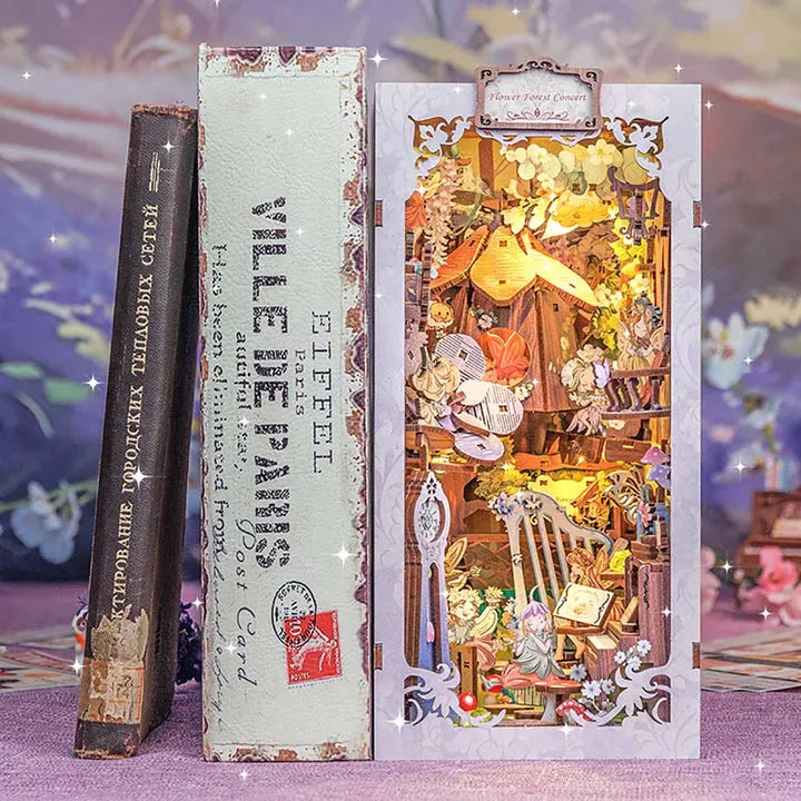 Book Nook - Flower Forest Concert, un kit créatif pour construire un diorama miniature. Parfait pour décorer une bibliothèque ou comme cadeau original pour un amoureux des livres. Par Nookette.