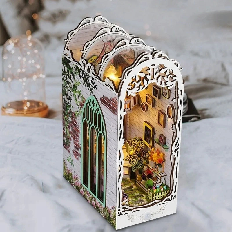Book Nook - Flower House, un kit créatif pour construire un diorama miniature. Parfait pour décorer une bibliothèque ou comme cadeau original pour un amoureux des livres. Par Nookette.