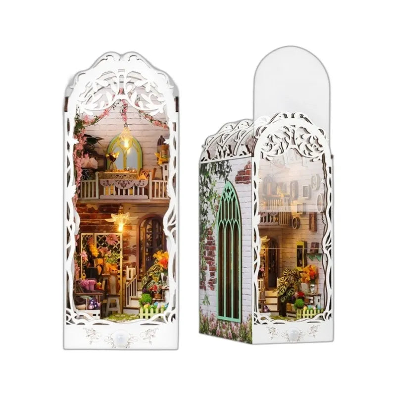 Book Nook - Flower House, un kit créatif pour construire un diorama miniature. Parfait pour décorer une bibliothèque ou comme cadeau original pour un amoureux des livres. Par Nookette.