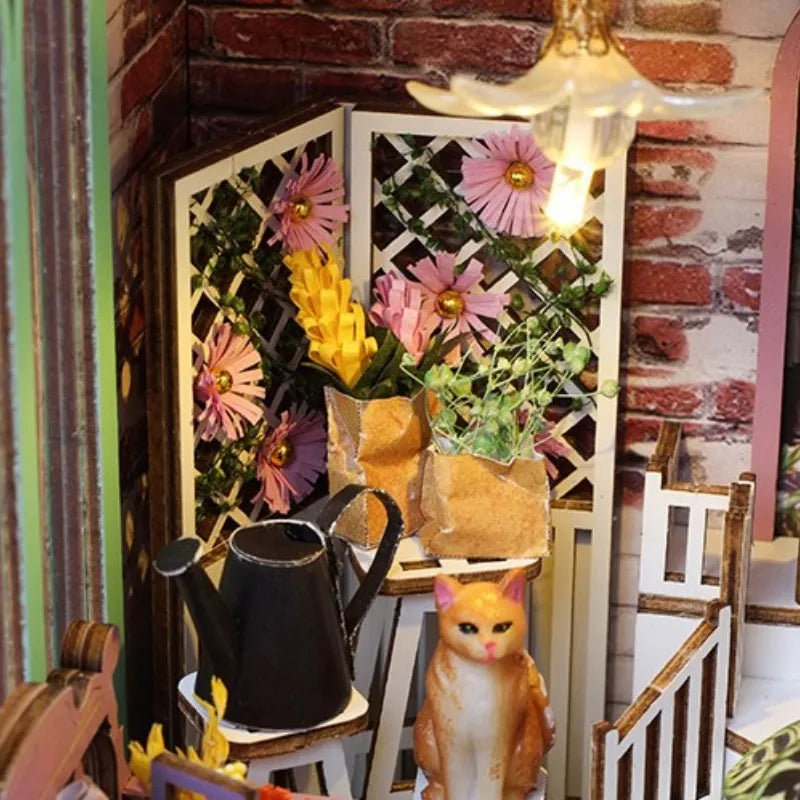 Book Nook - Flower House, un kit créatif pour construire un diorama miniature. Parfait pour décorer une bibliothèque ou comme cadeau original pour un amoureux des livres. Par Nookette.
