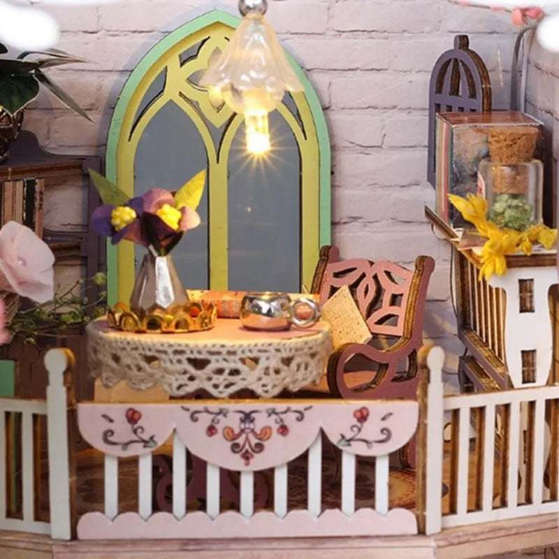 Book Nook - Flower House, un kit créatif pour construire un diorama miniature. Parfait pour décorer une bibliothèque ou comme cadeau original pour un amoureux des livres. Par Nookette.