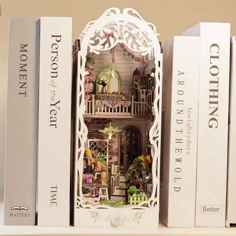 Book Nook - Flower House, un kit créatif pour construire un diorama miniature. Parfait pour décorer une bibliothèque ou comme cadeau original pour un amoureux des livres. Par Nookette.