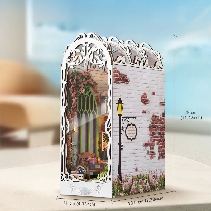 Book Nook - Flower House, un kit créatif pour construire un diorama miniature. Parfait pour décorer une bibliothèque ou comme cadeau original pour un amoureux des livres. Par Nookette.