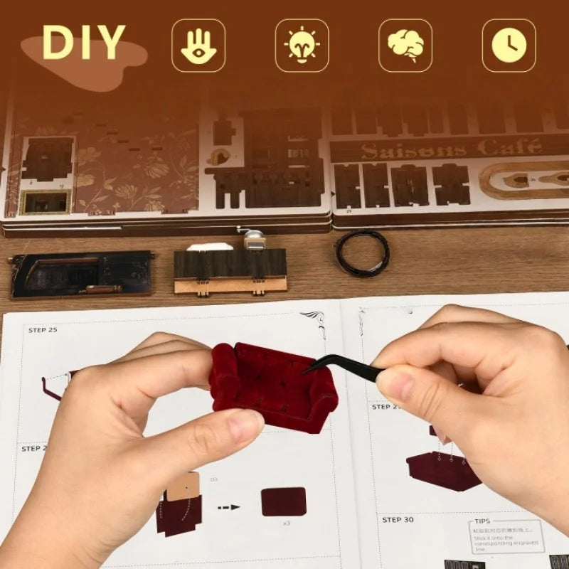 Book Nook - Four Seasons Coffee, un kit créatif pour construire un diorama miniature. Parfait pour décorer une bibliothèque ou comme cadeau original pour un amoureux des livres. Par Nookette.