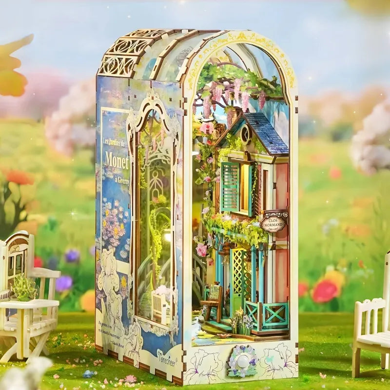 Book Nook - Giverny Garden, un kit créatif pour construire un diorama miniature. Parfait pour décorer une bibliothèque ou comme cadeau original pour un amoureux des livres. Par Nookette.