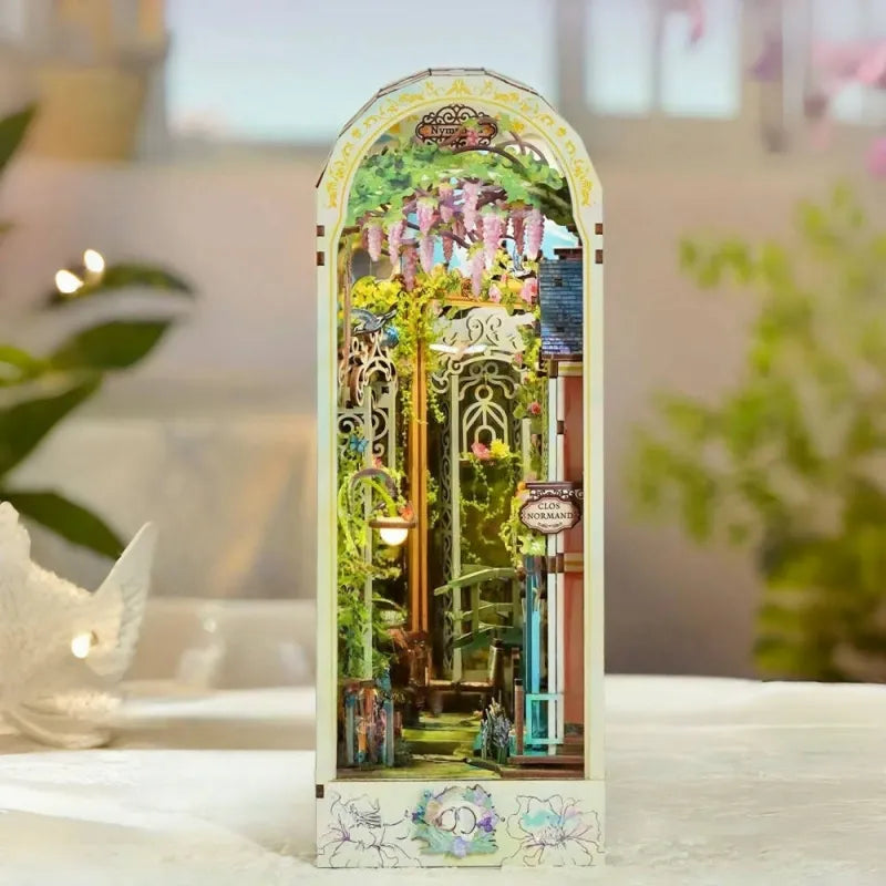 Book Nook - Giverny Garden, un kit créatif pour construire un diorama miniature. Parfait pour décorer une bibliothèque ou comme cadeau original pour un amoureux des livres. Par Nookette.