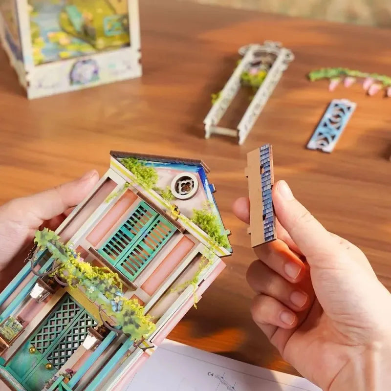 Book Nook - Giverny Garden, un kit créatif pour construire un diorama miniature. Parfait pour décorer une bibliothèque ou comme cadeau original pour un amoureux des livres. Par Nookette.