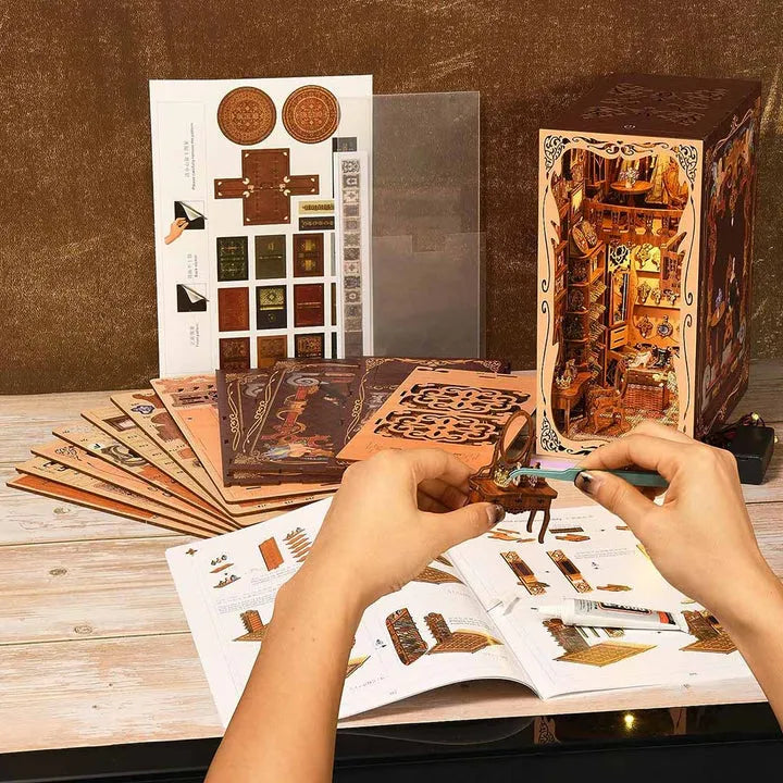 Book Nook - Gorgeous Wardrobe of Duchess, un kit créatif pour construire un diorama miniature. Parfait pour décorer une bibliothèque ou comme cadeau original pour un amoureux des livres. Par Nookette.