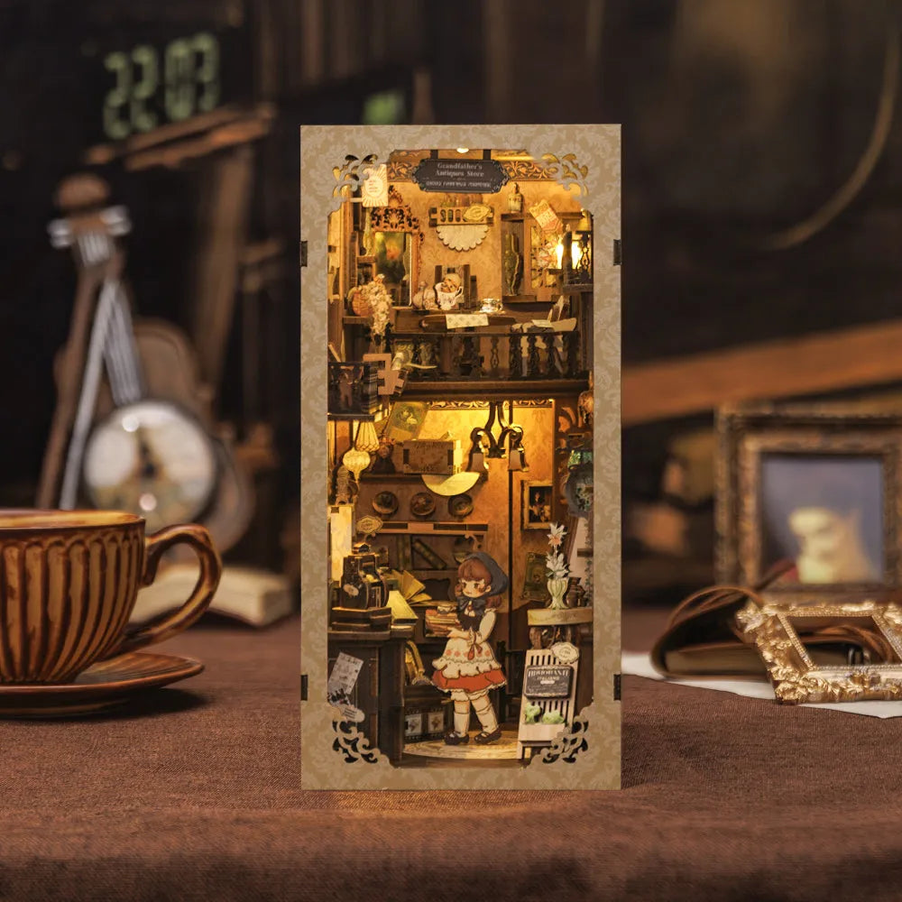 Book Nook | Grandfather's Antique Store, un kit créatif pour construire un diorama miniature. Parfait pour décorer une bibliothèque ou comme cadeau original pour un amoureux des livres. Par Nookette.