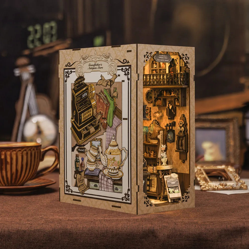 Book Nook | Grandfather's Antique Store, un kit créatif pour construire un diorama miniature. Parfait pour décorer une bibliothèque ou comme cadeau original pour un amoureux des livres. Par Nookette.