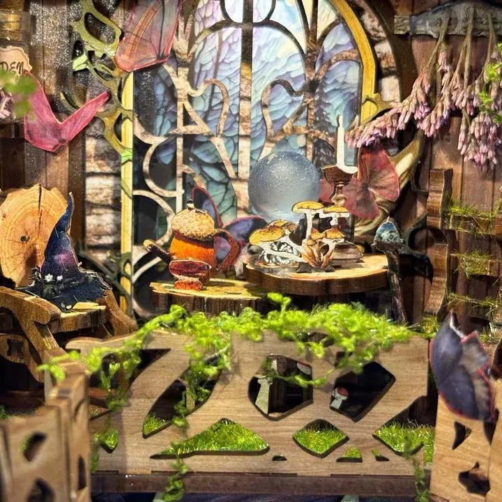 Book Nook - Green Fairyland, un kit créatif pour construire un diorama miniature. Parfait pour décorer une bibliothèque ou comme cadeau original pour un amoureux des livres. Par Nookette.