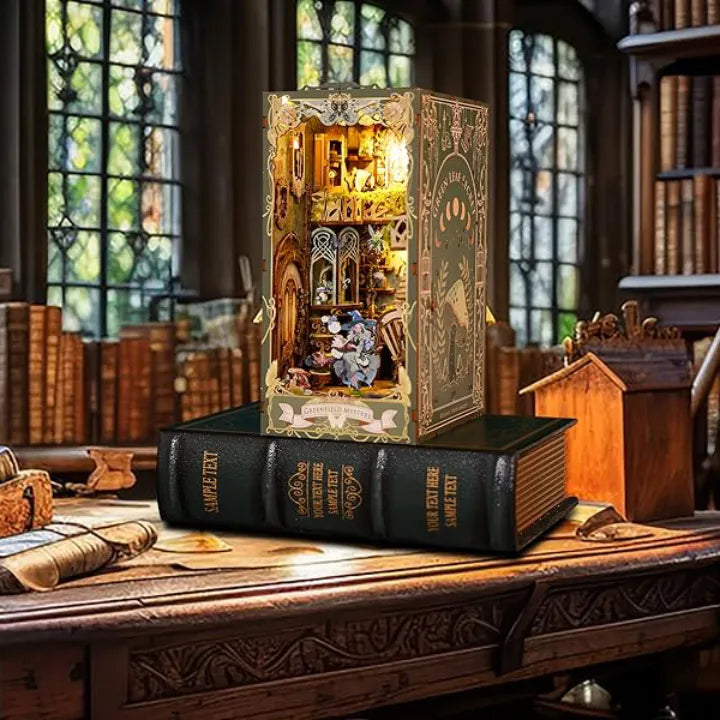 Book Nook - Green Fairyland, un kit créatif pour construire un diorama miniature. Parfait pour décorer une bibliothèque ou comme cadeau original pour un amoureux des livres. Par Nookette.