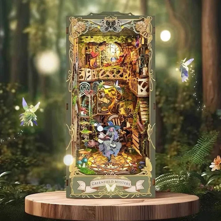 Book Nook - Green Fairyland, un kit créatif pour construire un diorama miniature. Parfait pour décorer une bibliothèque ou comme cadeau original pour un amoureux des livres. Par Nookette.