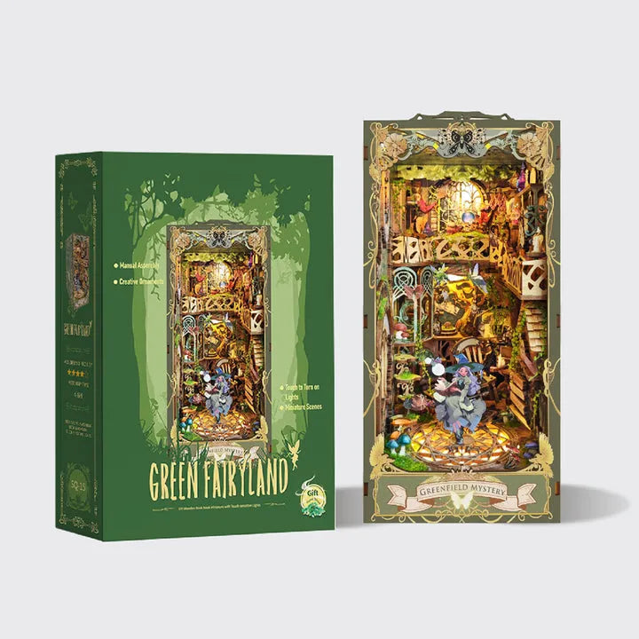 Book Nook - Green Fairyland, un kit créatif pour construire un diorama miniature. Parfait pour décorer une bibliothèque ou comme cadeau original pour un amoureux des livres. Par Nookette.