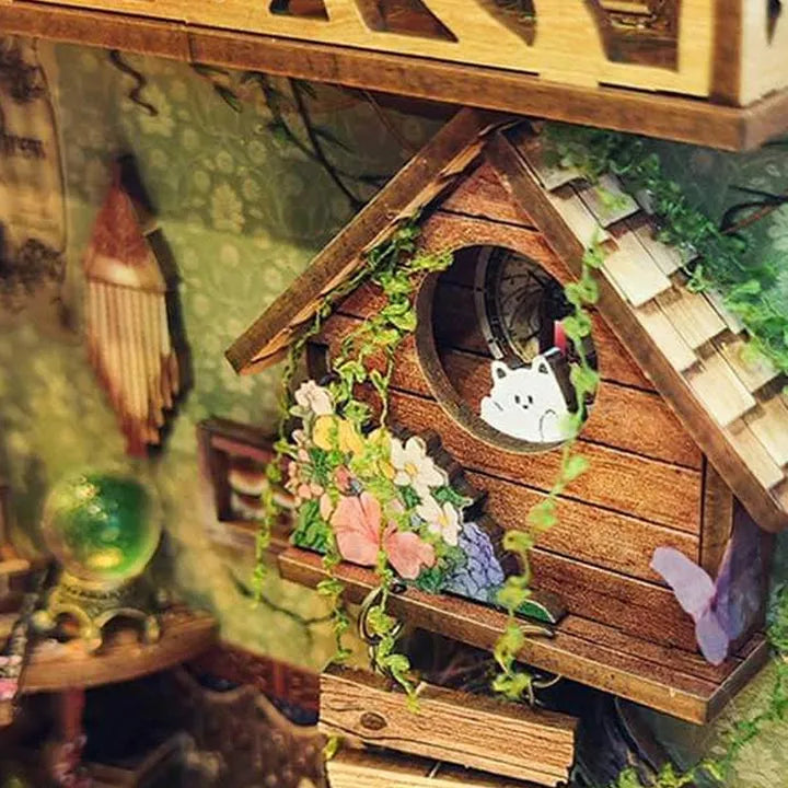 Book Nook - Green Fairyland, un kit créatif pour construire un diorama miniature. Parfait pour décorer une bibliothèque ou comme cadeau original pour un amoureux des livres. Par Nookette.