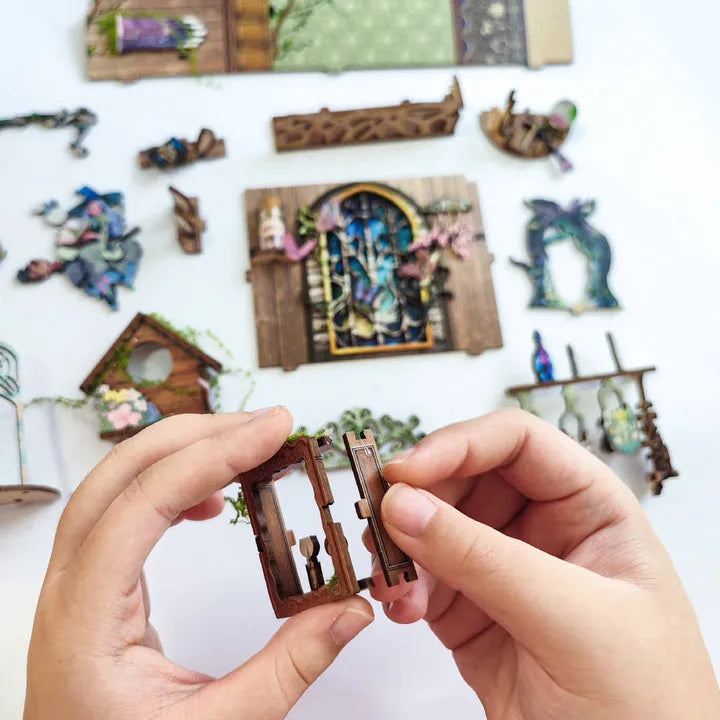 Book Nook - Green Fairyland, un kit créatif pour construire un diorama miniature. Parfait pour décorer une bibliothèque ou comme cadeau original pour un amoureux des livres. Par Nookette.