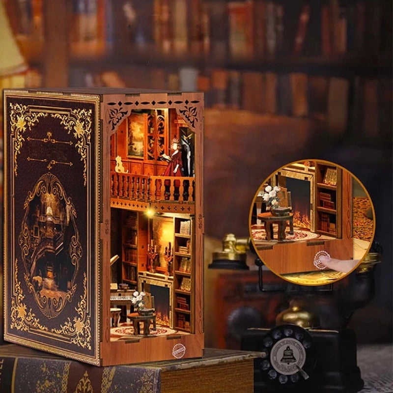 Book Nook - Grimm's Small Building, un kit créatif pour construire un diorama miniature. Parfait pour décorer une bibliothèque ou comme cadeau original pour un amoureux des livres. Par Nookette.