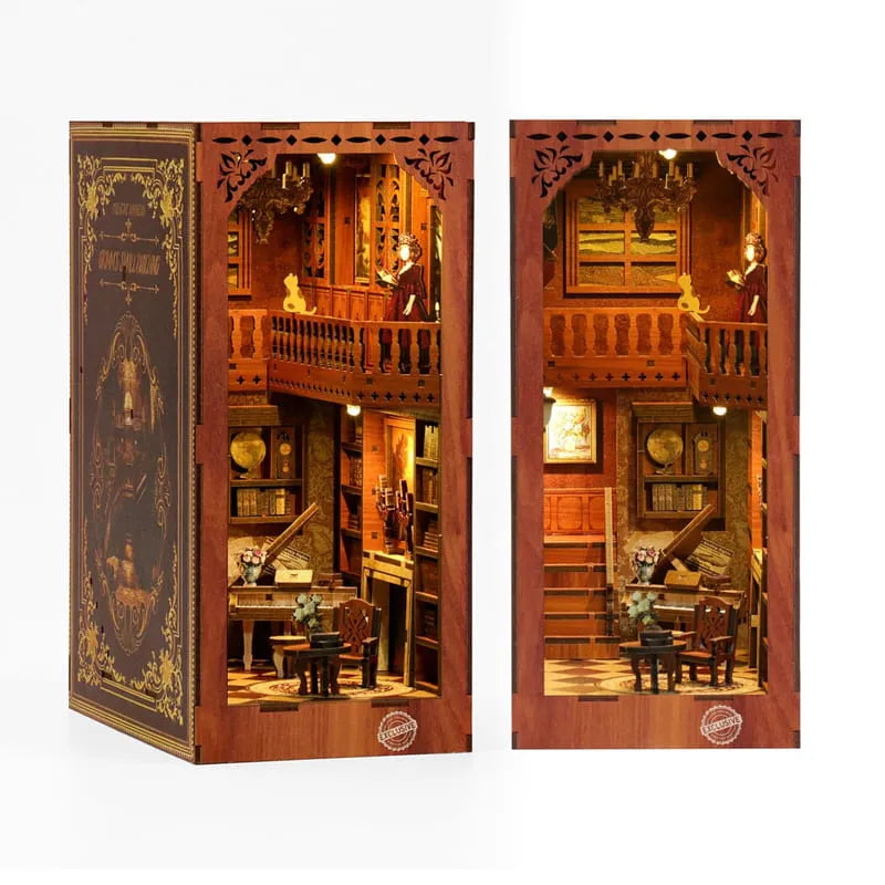 Book Nook - Grimm's Small Building, un kit créatif pour construire un diorama miniature. Parfait pour décorer une bibliothèque ou comme cadeau original pour un amoureux des livres. Par Nookette.