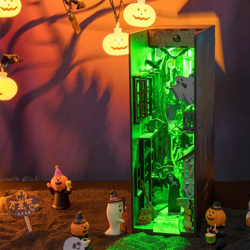 Booknook - Halloween Alley, un kit créatif pour construire un diorama miniature. Parfait pour décorer une bibliothèque ou comme cadeau original pour un amoureux des livres. Par Nookette.