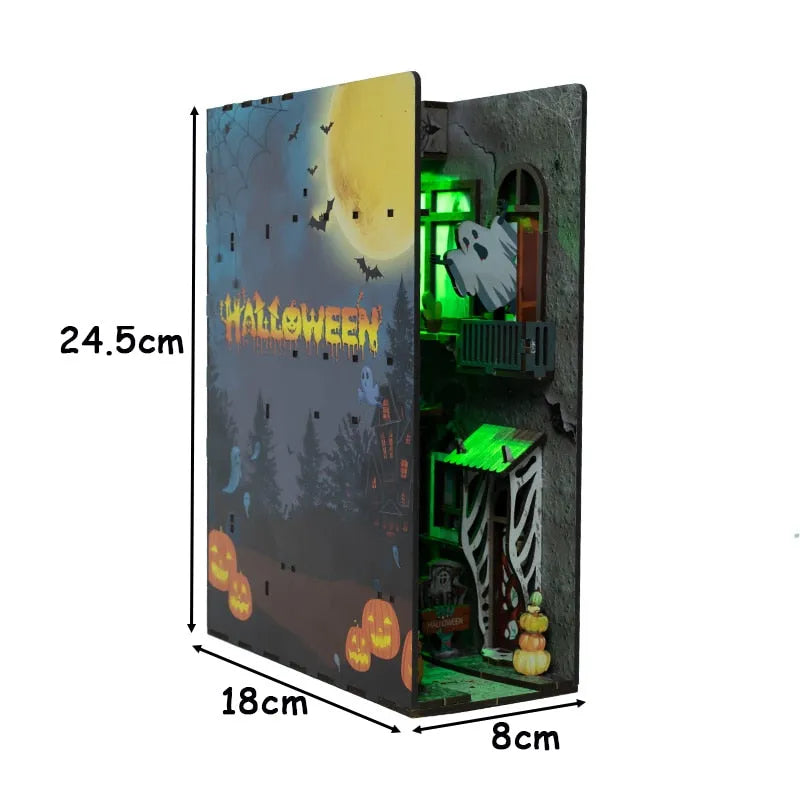 Booknook - Halloween Alley, un kit créatif pour construire un diorama miniature. Parfait pour décorer une bibliothèque ou comme cadeau original pour un amoureux des livres. Par Nookette.