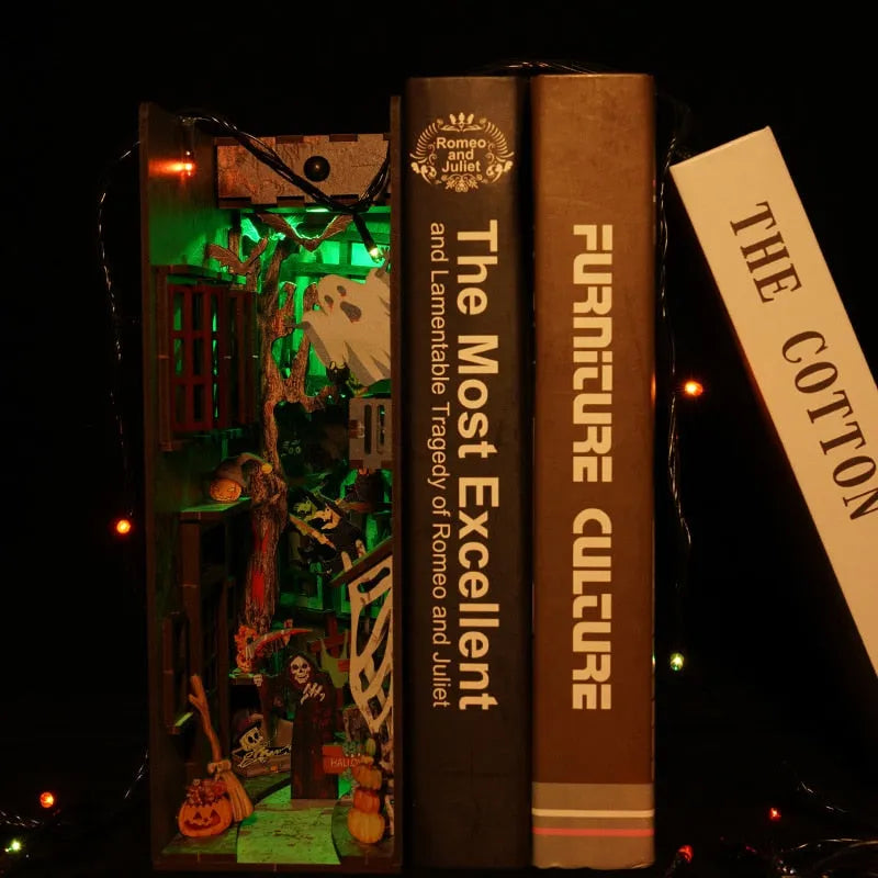 Booknook - Halloween Alley, un kit créatif pour construire un diorama miniature. Parfait pour décorer une bibliothèque ou comme cadeau original pour un amoureux des livres. Par Nookette.
