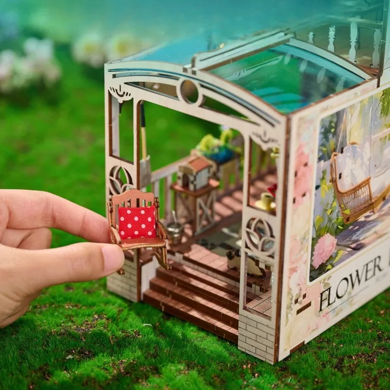 Book Nook - Happy Moments, un kit créatif pour construire un diorama miniature. Parfait pour décorer une bibliothèque ou comme cadeau original pour un amoureux des livres. Par Nookette.