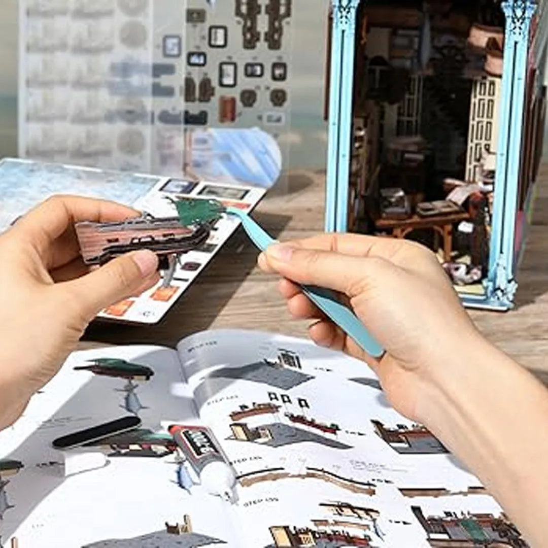 Book Nook - Hemingway House, un kit créatif pour construire un diorama miniature. Parfait pour décorer une bibliothèque ou comme cadeau original pour un amoureux des livres. Par Nookette.