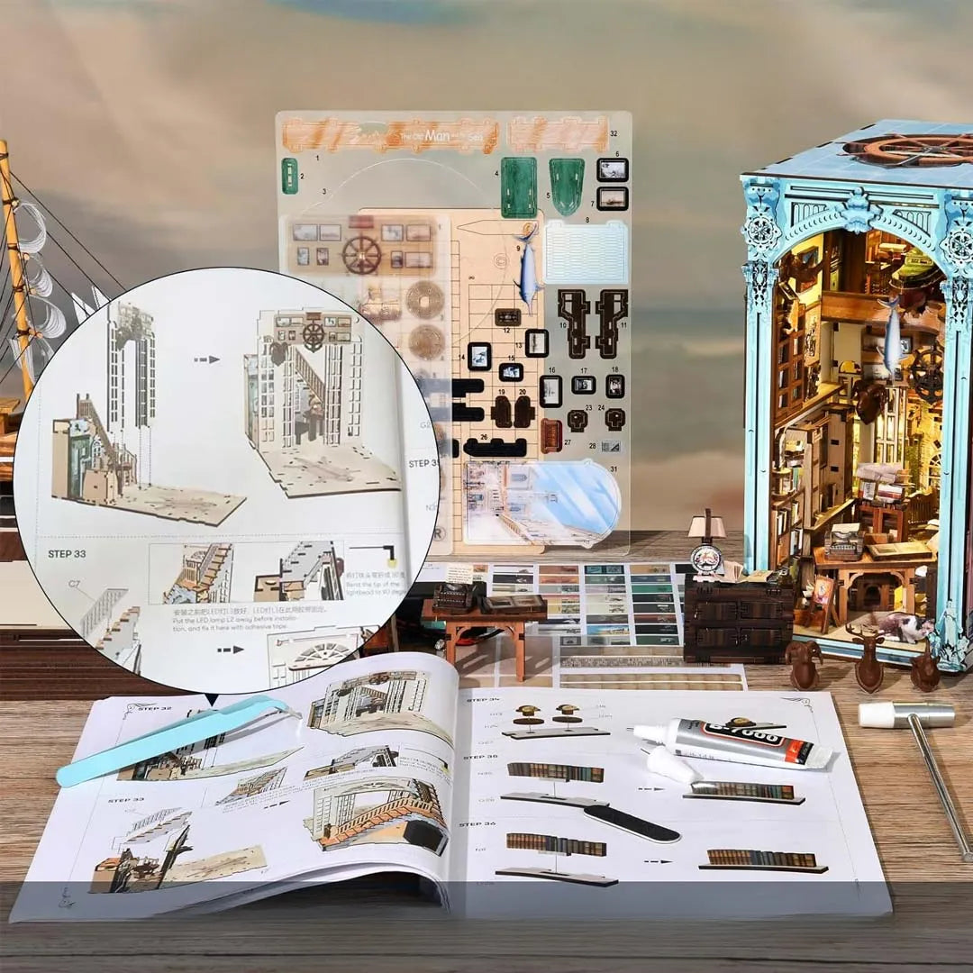 Book Nook - Hemingway House, un kit créatif pour construire un diorama miniature. Parfait pour décorer une bibliothèque ou comme cadeau original pour un amoureux des livres. Par Nookette.