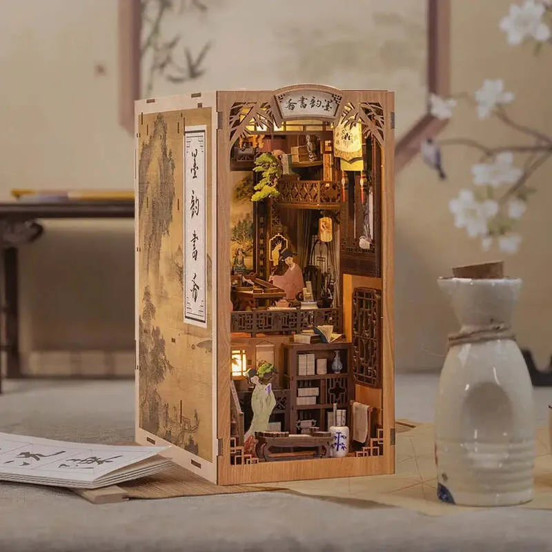 Book Nook | Ink Rhyme Bookstore, un kit créatif pour construire un diorama miniature. Parfait pour décorer une bibliothèque ou comme cadeau original pour un amoureux des livres. Par Nookette.