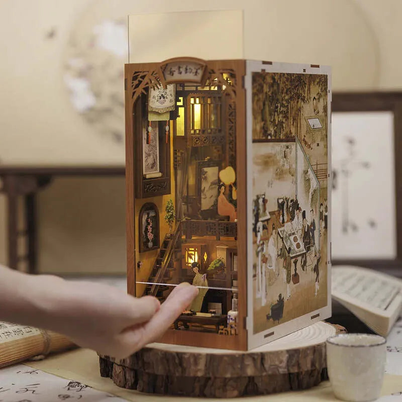 Book Nook | Ink Rhyme Bookstore, un kit créatif pour construire un diorama miniature. Parfait pour décorer une bibliothèque ou comme cadeau original pour un amoureux des livres. Par Nookette.