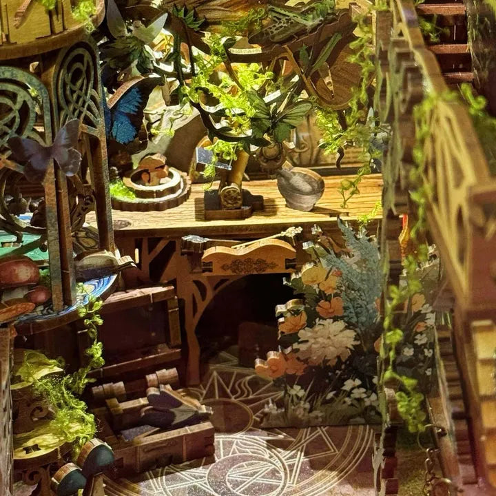 Book Nook - Insect Story, un kit créatif pour construire un diorama miniature. Parfait pour décorer une bibliothèque ou comme cadeau original pour un amoureux des livres. Par Nookette.