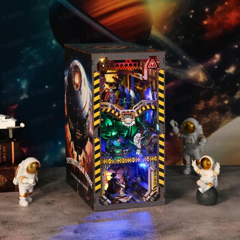 Book Nook - Interstellar Home, un kit créatif pour construire un diorama miniature. Parfait pour décorer une bibliothèque ou comme cadeau original pour un amoureux des livres. Par Nookette.