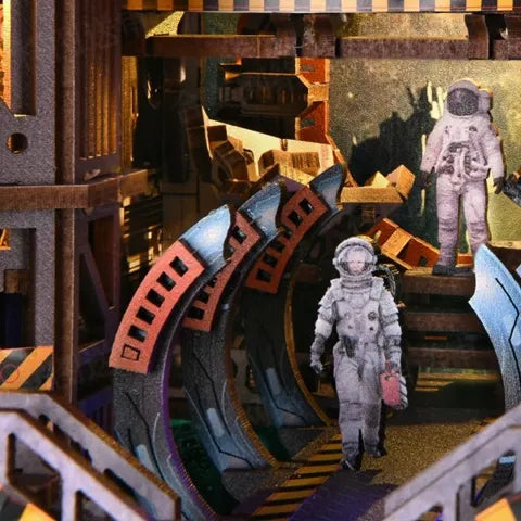 Book Nook - Planetary Era, un kit créatif pour construire un diorama miniature. Parfait pour décorer une bibliothèque ou comme cadeau original pour un amoureux des livres. Par Nookette.