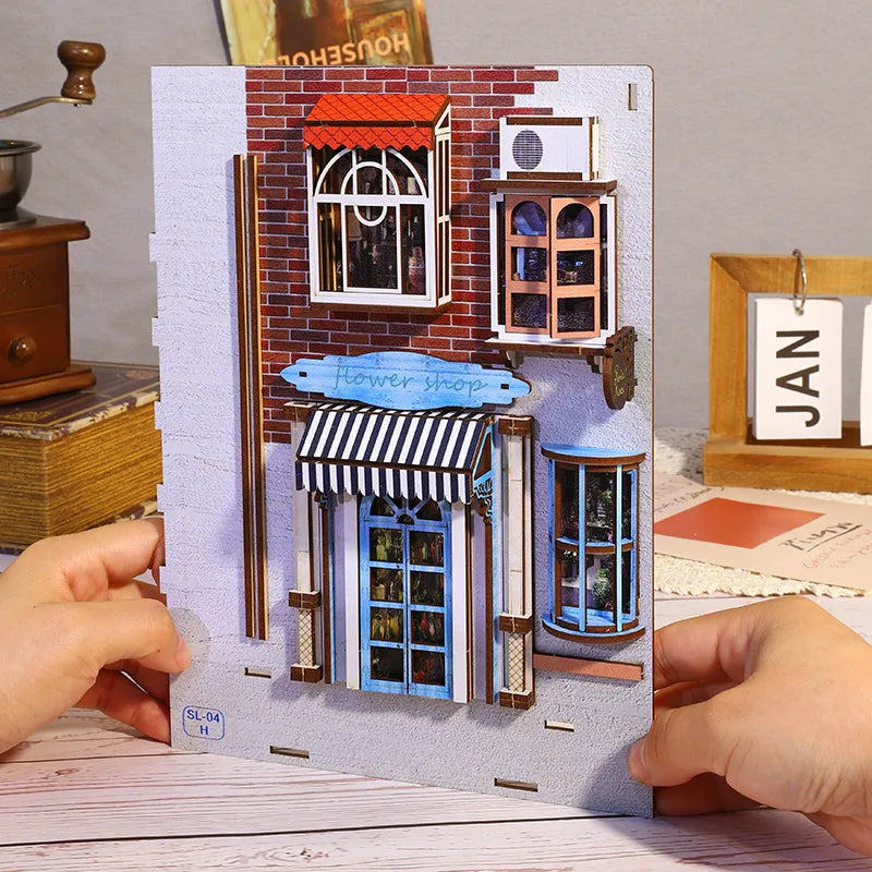 Book Nook - Island Holiday, un kit créatif pour construire un diorama miniature. Parfait pour décorer une bibliothèque ou comme cadeau original pour un amoureux des livres. Par Nookette.
