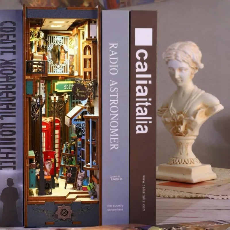 Book Nook - Island Holiday, un kit créatif pour construire un diorama miniature. Parfait pour décorer une bibliothèque ou comme cadeau original pour un amoureux des livres. Par Nookette.